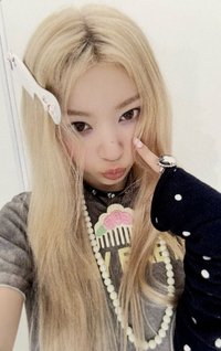 NOT CUTE ANYMORE yzy 預售 特典卡 