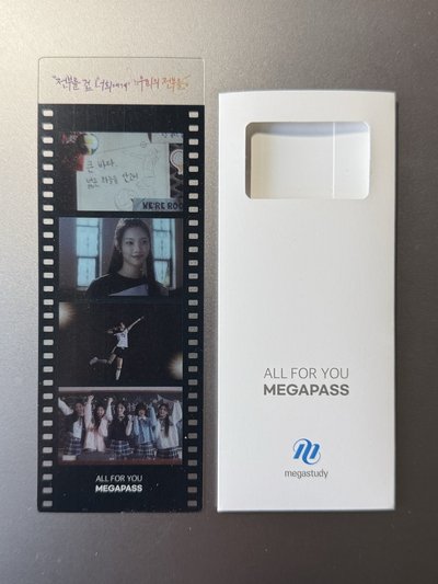 ILLIT x MEGAPASS 四格