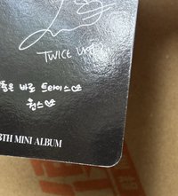 娜璉(左)背面微瑕