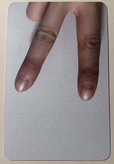 猜是誰的手指，答案在圖二