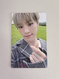 藍黑色衣服比心