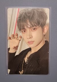 下方邊緣處有一小道壓痕