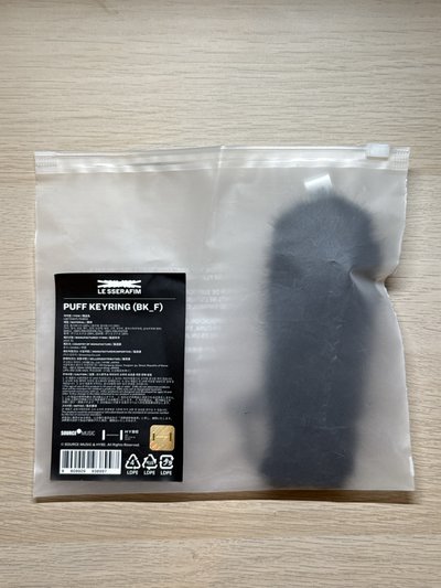 恩採預告包包上面的 EASY 毛絨吊飾
