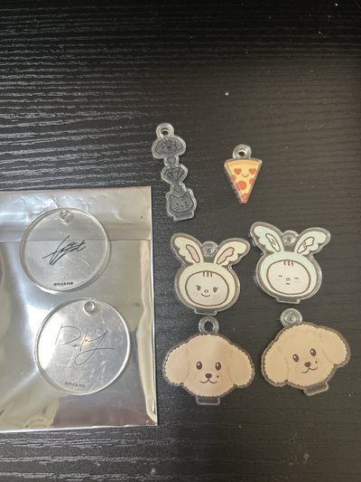 成員自製壓克力吊飾