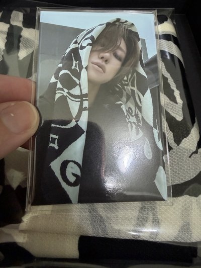 拆 明浩生日禮盒 絲巾小卡