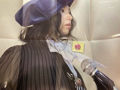 彩英solo海報、徽章