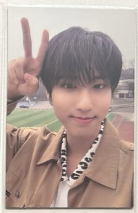 頭上比耶 可能是兔子