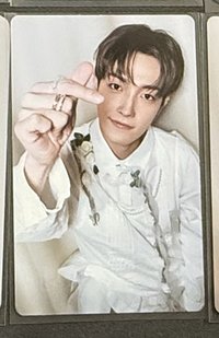 專卡白衣手指愛心