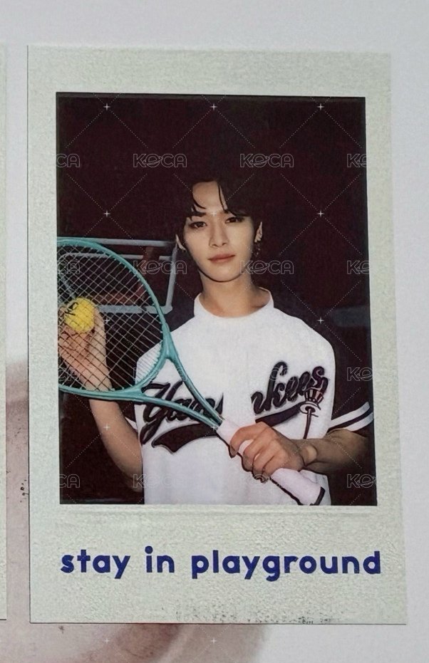 圖右拿球拍🎾