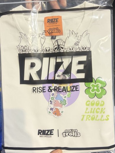 RIIZE&trolls 魔法精靈聯名快閃幸運草白T(s)