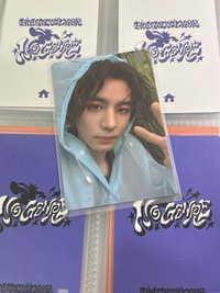 穿著雨衣的李涵