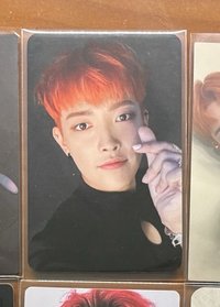 橘髮黑衣比心中