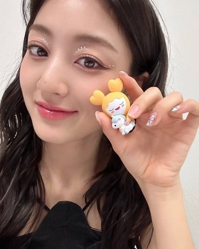 TWICE LOVELYSxBANDAI 3.0 萬代 坐姿 抱抱 玩偶 扭蛋