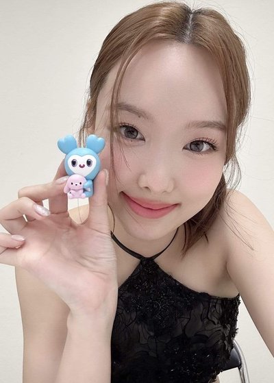 TWICE LOVELYSxBANDAI 3.0 萬代 坐姿 抱抱 玩偶 扭蛋