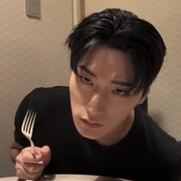 在傘咪懷裡想著琦公主