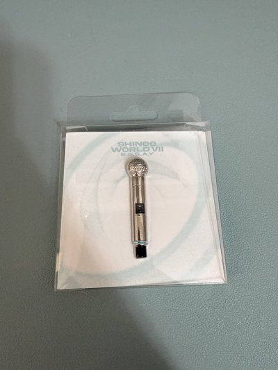SHINee WORLD VII [E.S.S.A.Y] 麥克風徽章 MIC ver.