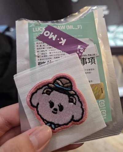 勇猛卡套 嘻嘻刺繡別針