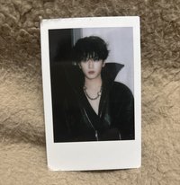 嚴浩翔 黑衣拍立得