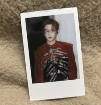 嚴浩翔 紅衣拍立得