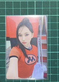 Hyein紅衣紅背景