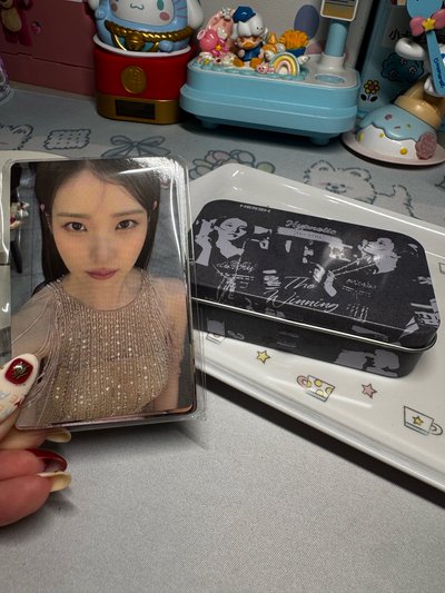 IU 鐵盒小卡組 場週