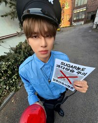 金廷祐在滑手機