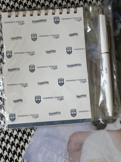 （現貨可當日寄出 整圖出）TXT 黃春 原皮 然竣 立牌