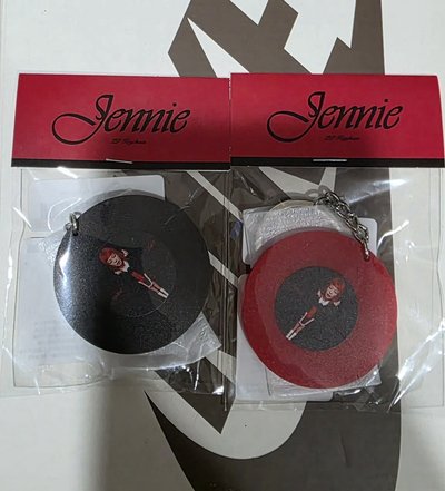 JENNIE 黑膠小吊飾