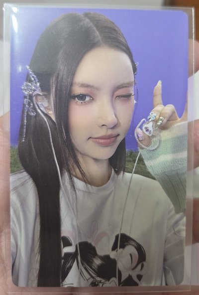 ILLIT YUNAH bomb 專輯卡 耳機版專卡