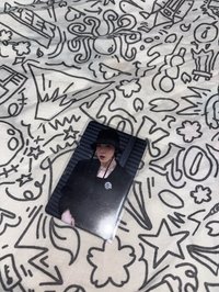 潤浩 戴帽子看鏡頭