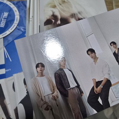 SEVENTEEN 年曆內容物