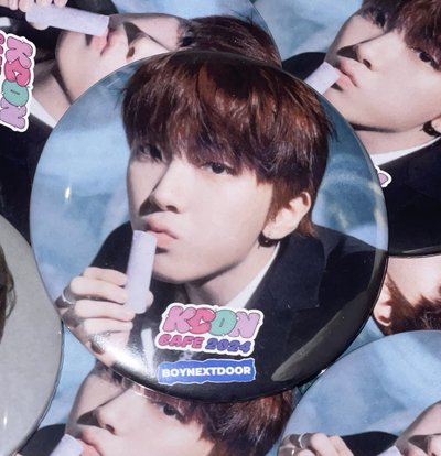 鐵皮控必收 西裝吳那 kcon大徽章