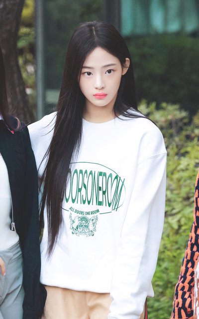 ADOR 綠色字 Minji同款 大學T L 全新