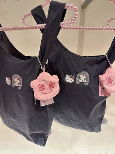 Jisoo Kitty灰塵購物袋綁橘kitty不拆