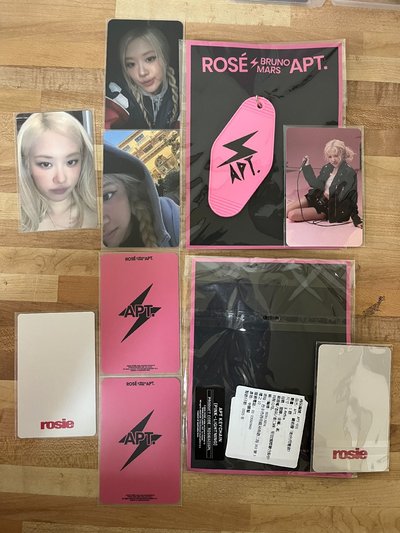 Rosie APT.相關系列-2nd 滿額卡鑰匙圈套組，number one Girl T恤