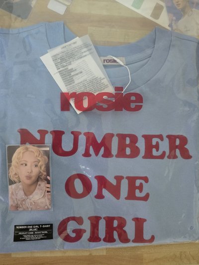 Rosie APT.相關系列-2nd 滿額卡鑰匙圈套組，number one Girl T恤