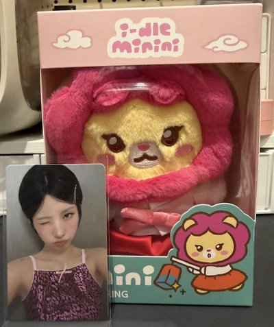 展覽限定 特別版吊飾娟娃（含卡）+娟徽章