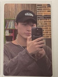 男友脆傘拿手機