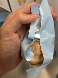 秋娃娃（僅撕開一角