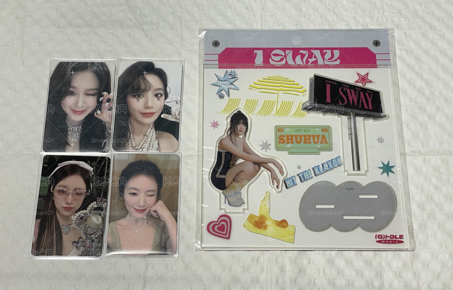 i-dle 舒華 展覽磁鐵全新未拆膜+迷七快閃立牌 全新未拆+4張小卡+迷八未拆專一本（圖1+圖2）