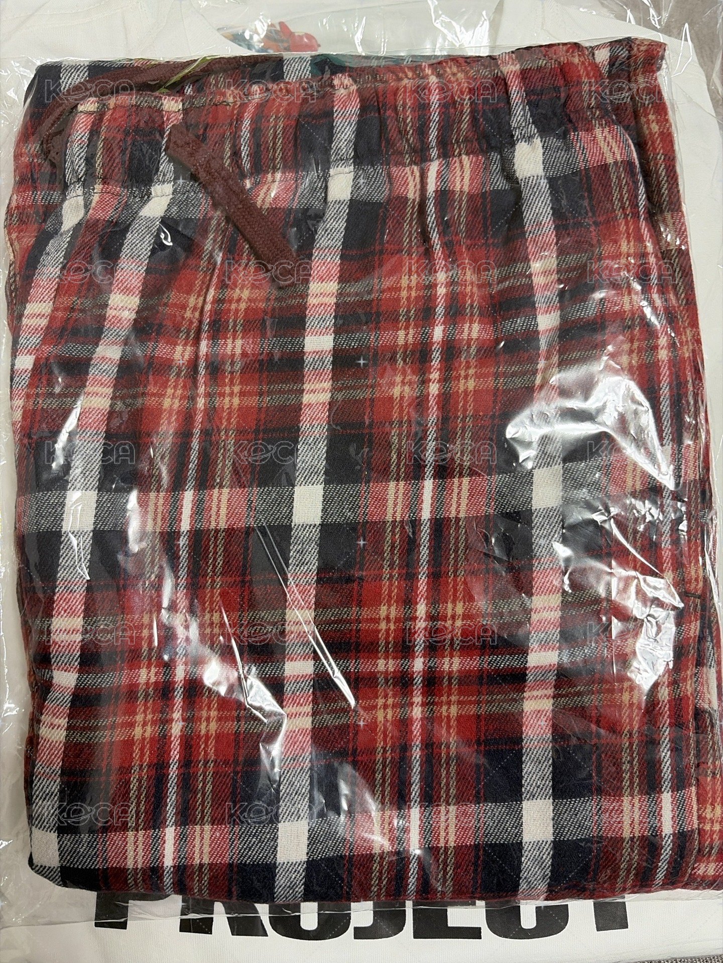 紅格子褲無卡！書同款 來台灣簽售可以穿著趴趴走 紅紅火火很容易被看到😻