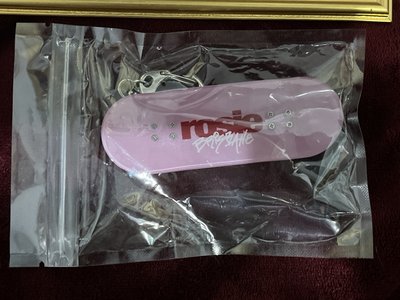  Brisbane rosie 限定海報 / 鑰匙圈小滑板/ 滿額ㄧ套