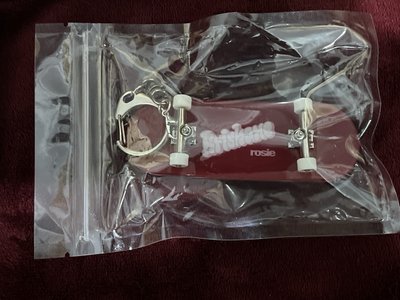  Brisbane rosie 限定海報 / 鑰匙圈小滑板/ 滿額ㄧ套