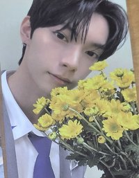 圖二上右（制服拿花）