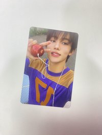 拿著蘋果的帥哥