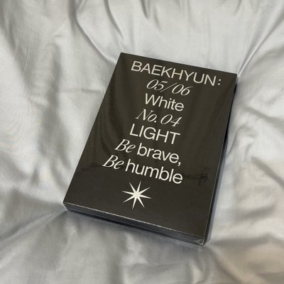 邊伯賢 LIGHT 寫真書 （全新未拆）