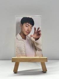 白色衣服還伸貓爪的那個😭