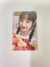 拿著果籃拍照妮