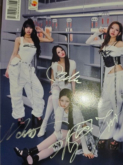 【Mwave 簽專 + 隨機特典卡】KISS OF LIFE 簽名 💋 224 親筆簽名 簽專 💽✍️(全成員簽名)