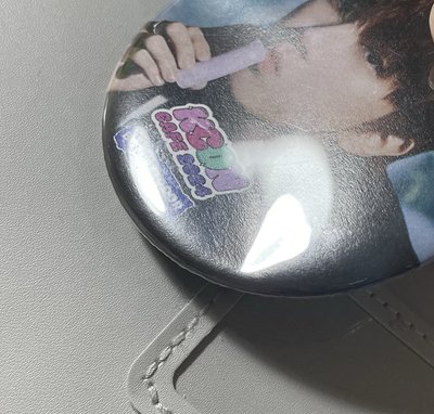 西裝金吳那kcon大徽章